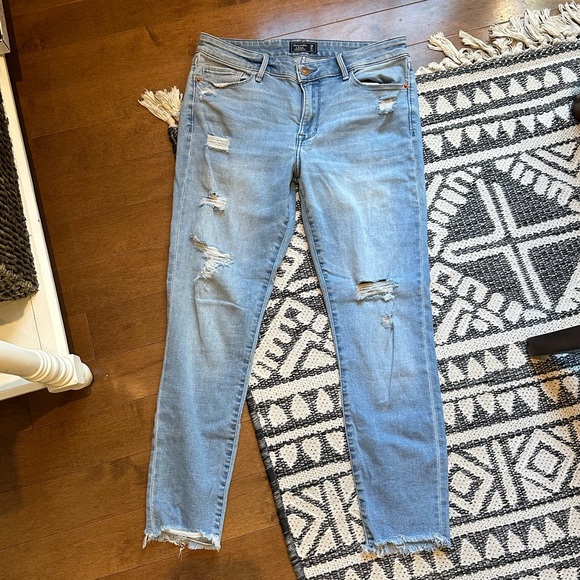 Abercrombie & Fitch Denim - Abercrombie & Fitch Harper Ankle Distressed Raw Hem Jeans - Women’s Size 28 (6R)